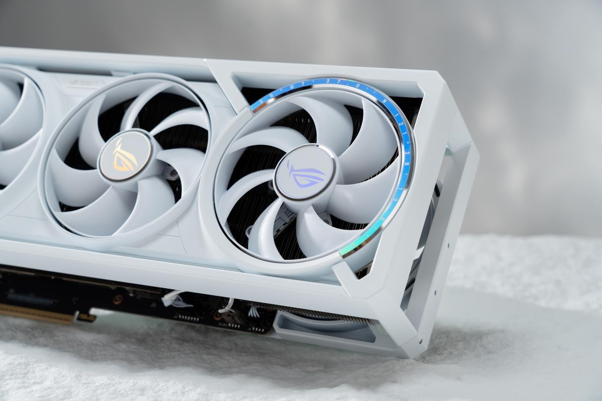 真白真香型主机该装啥显卡,看看这块白夜神5080再做决定