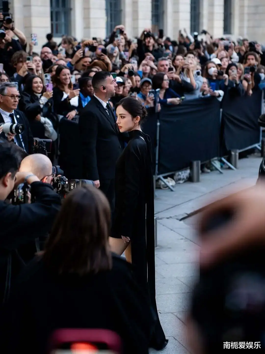 娜扎黑裙红唇惊艳巴黎时装周,与池昌旭同框被赞“豪门姐弟”