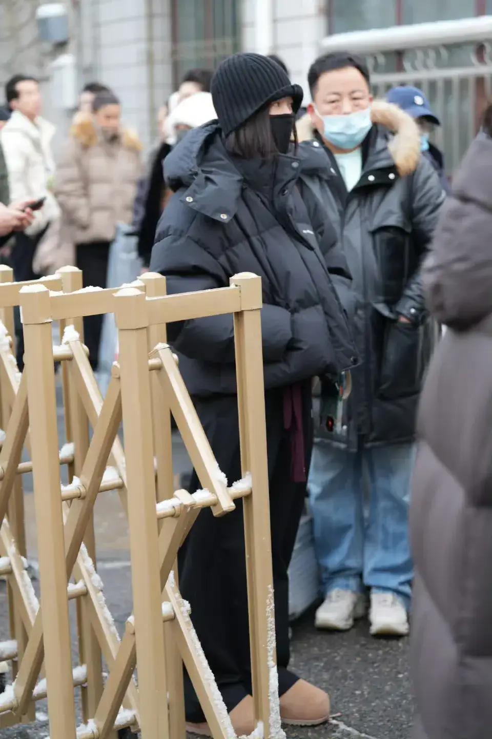 秦岚春晚彩排！身着“厚实羽绒服” 路人：裹再厚也难掩姐姐的美貌