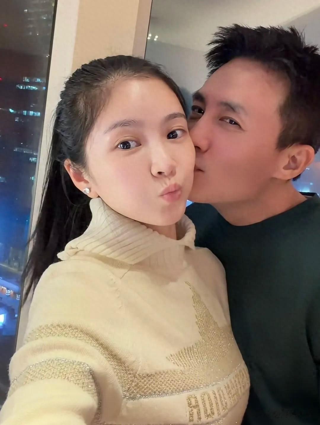 王灿晒2026夫妻首照，杜淳温柔吻侧脸，俩人幸福藏都藏不住