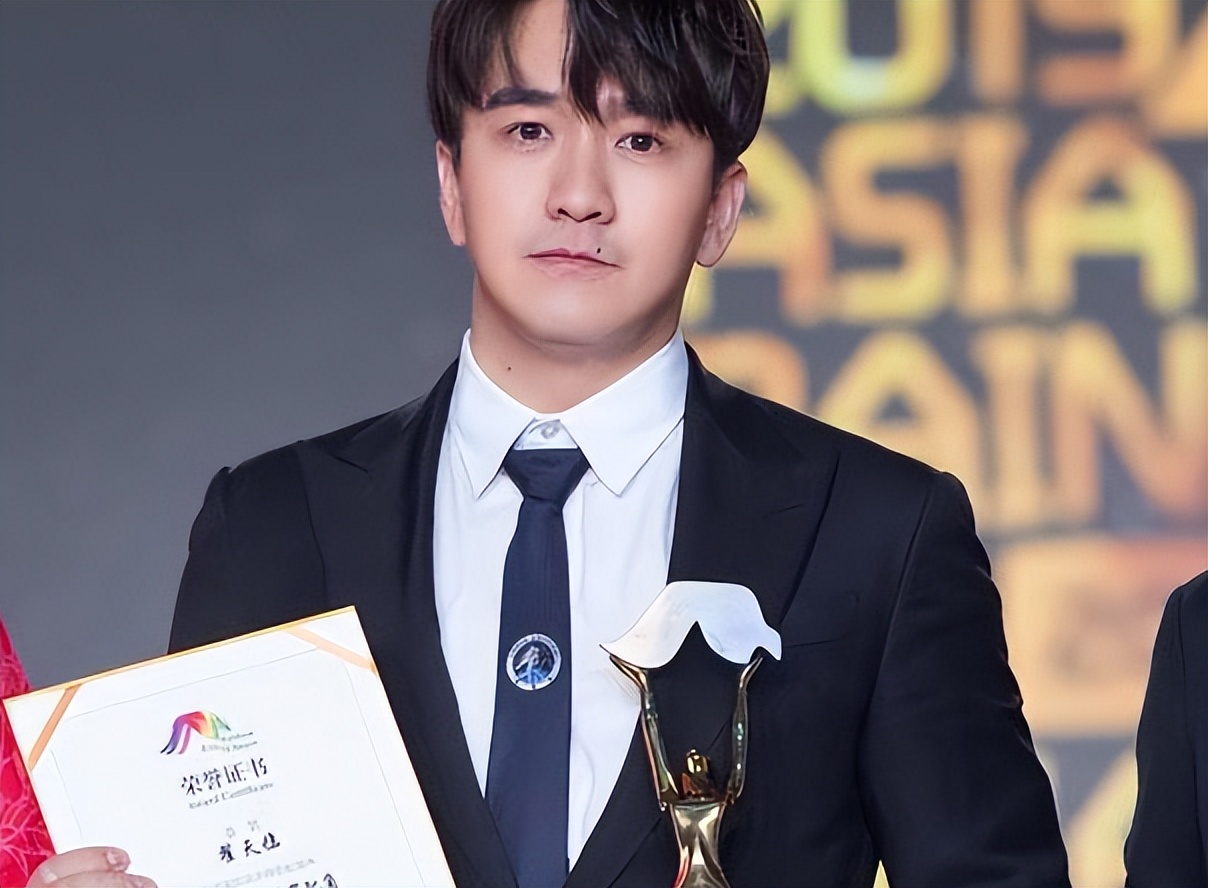 央视对辛芷蕾称呼变了，4字之差有深意，这次轮到甄子丹扬眉吐气