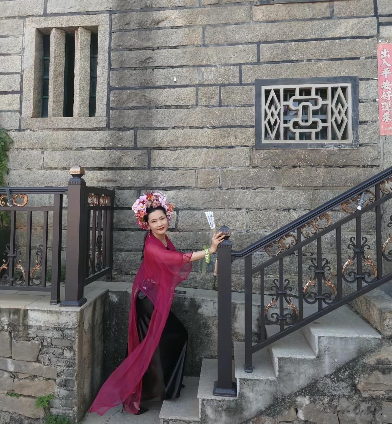 62岁何赛飞最新穿搭：红上衣+半身裙，复古又时髦，状态好得像42