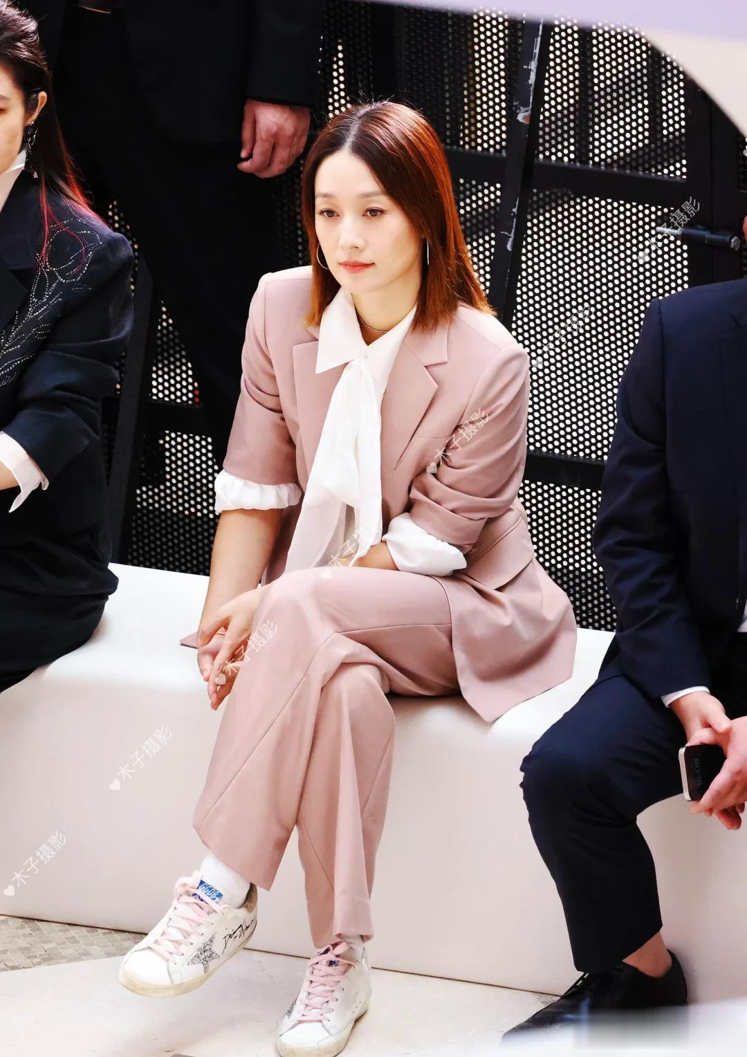 马伊琍衣品再被嘲!粉色西装配衬衣土得像微商,发型鞋子都很难看