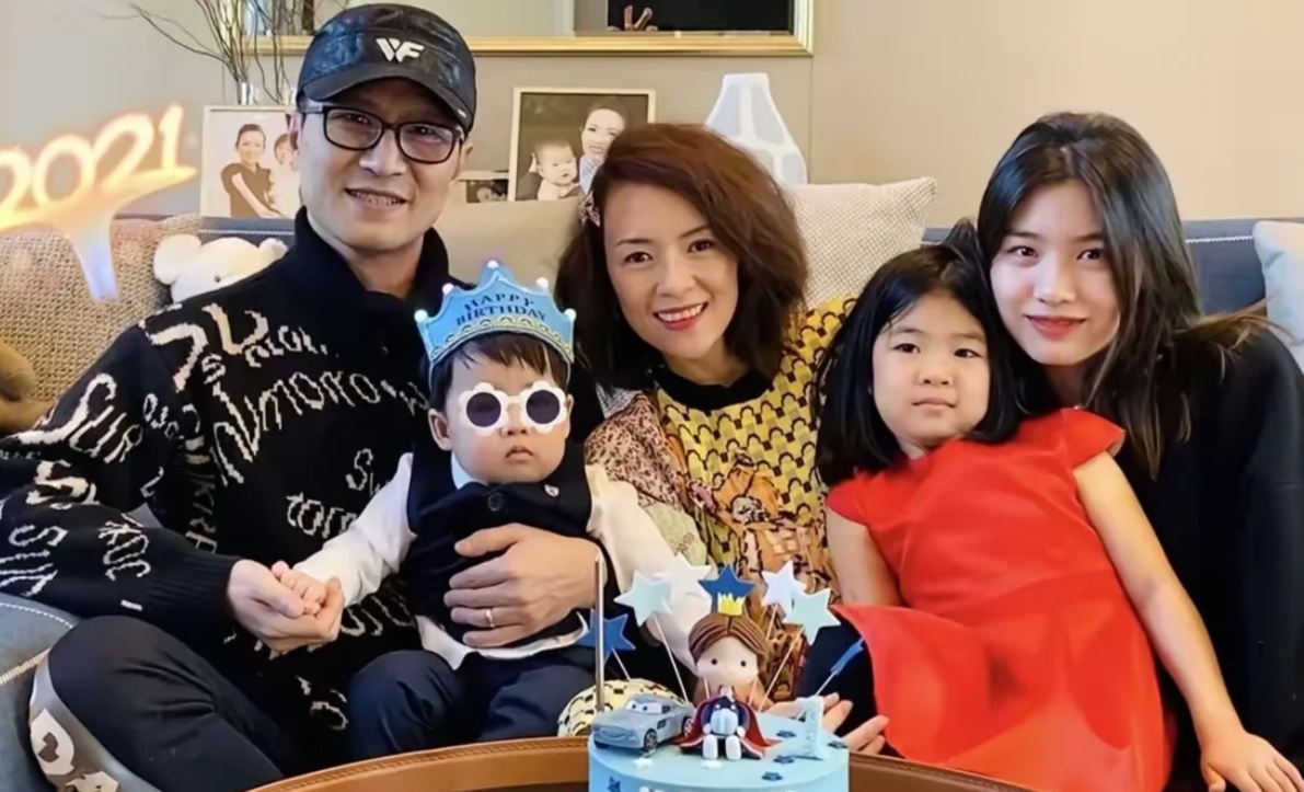 汪峰第五次当爸?新疆街头甜蜜扫货三大袋,森林北四月孕肚藏不住