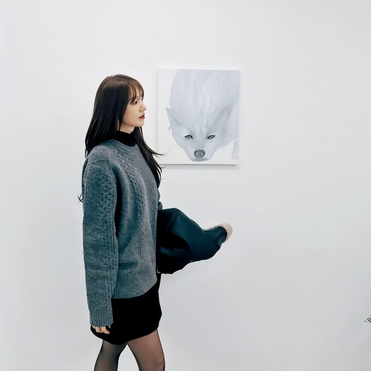 尹恩惠看画展,迷你裙搭配干净时尚