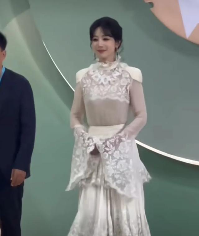 杨紫咋瘦成这样了？穿挂脖裙胳膊上都没有拜拜肉，背只有薄薄一片