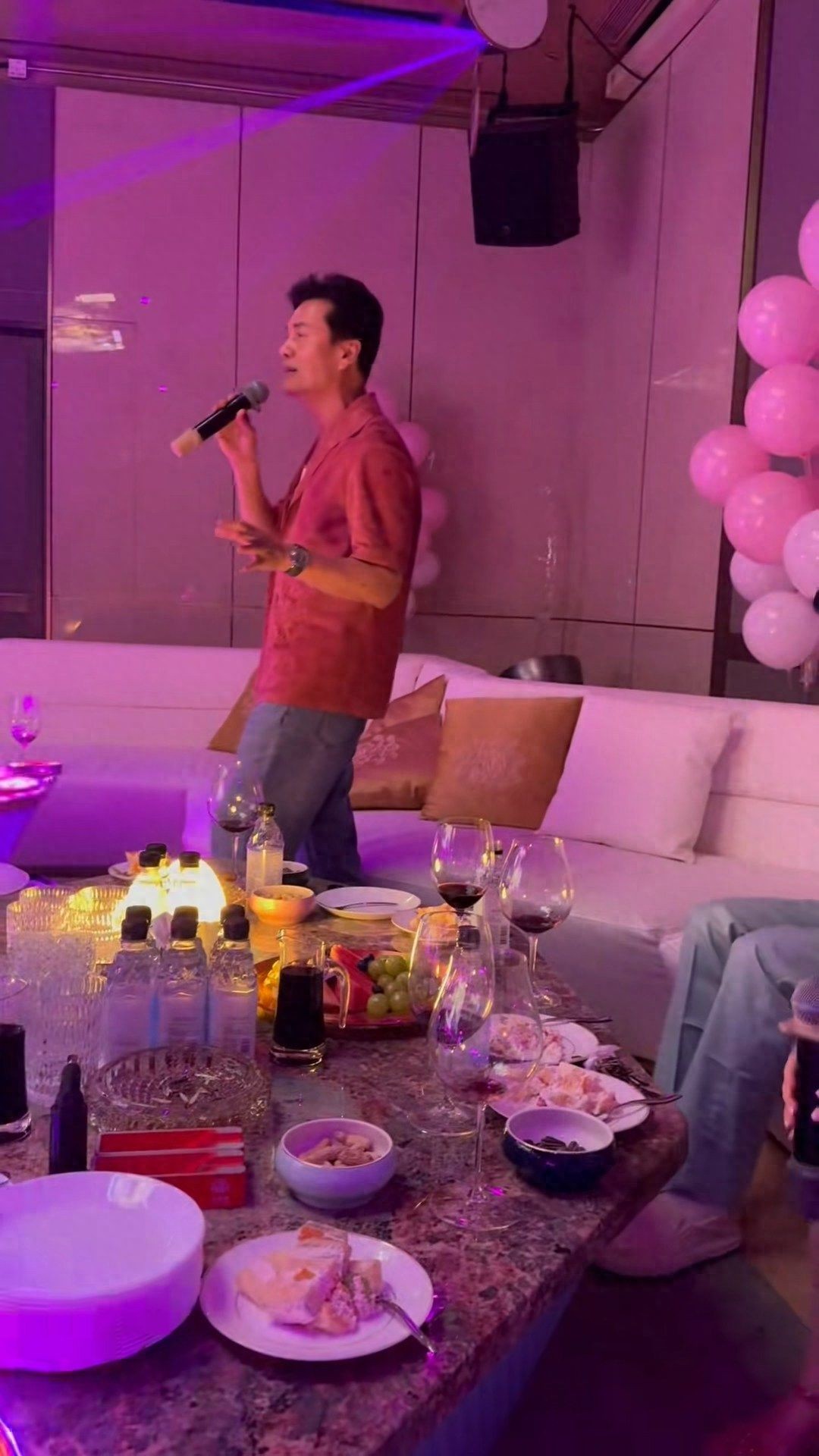 吕良伟向华强KTV聚会气氛热烈 现场专人服务并演唱高难度歌曲