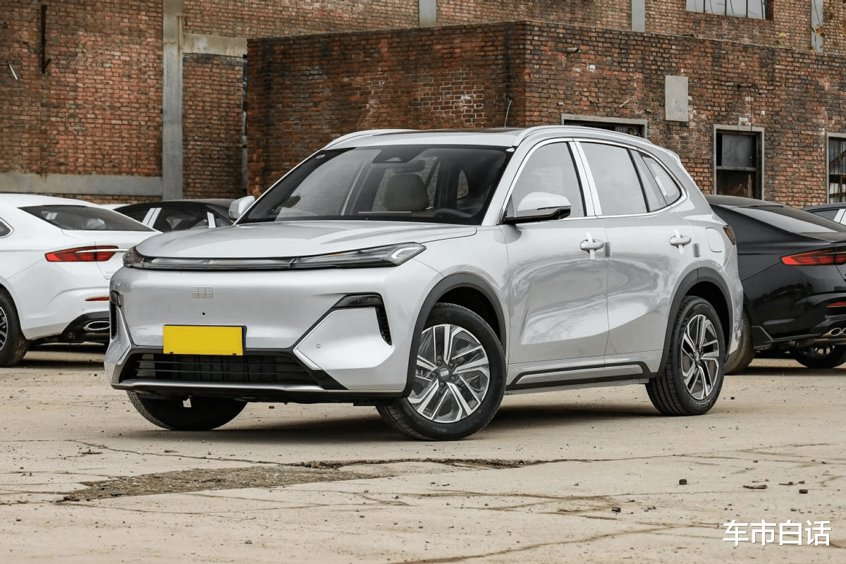 国产顶流的对决!星舰7 EM-i对上宋PLUS DM-i,谁的赢面更大?