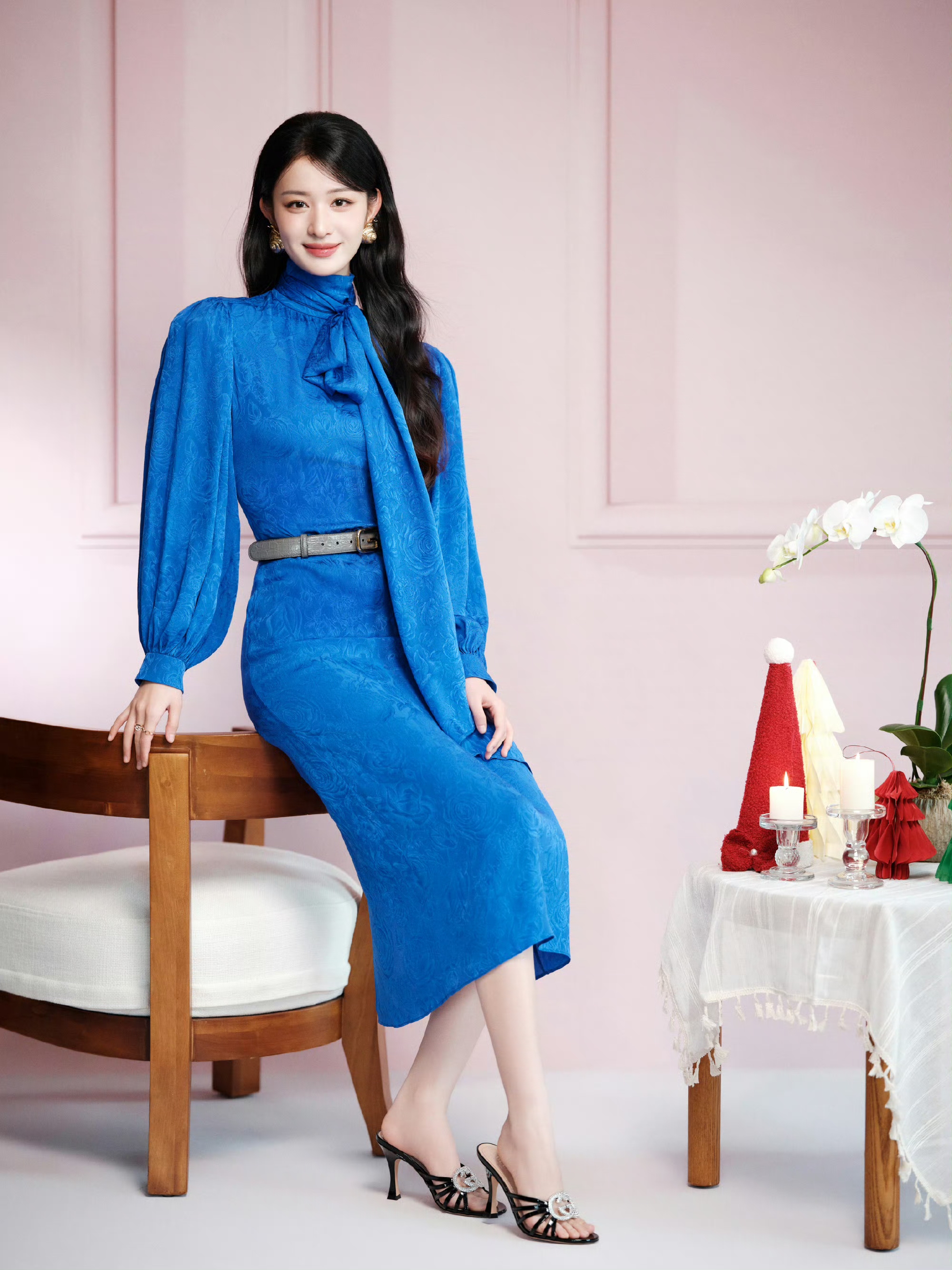 王楚然好美呀!身穿宝蓝色开叉纱裙,只有?浓颜高挑美女才能驾驭 ?!