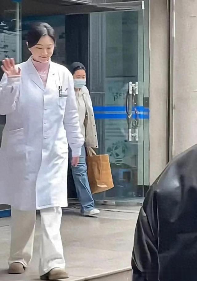 景甜36岁增肥近况曝光 穿白大褂拍戏被偶遇 路人镜头嫩如少女