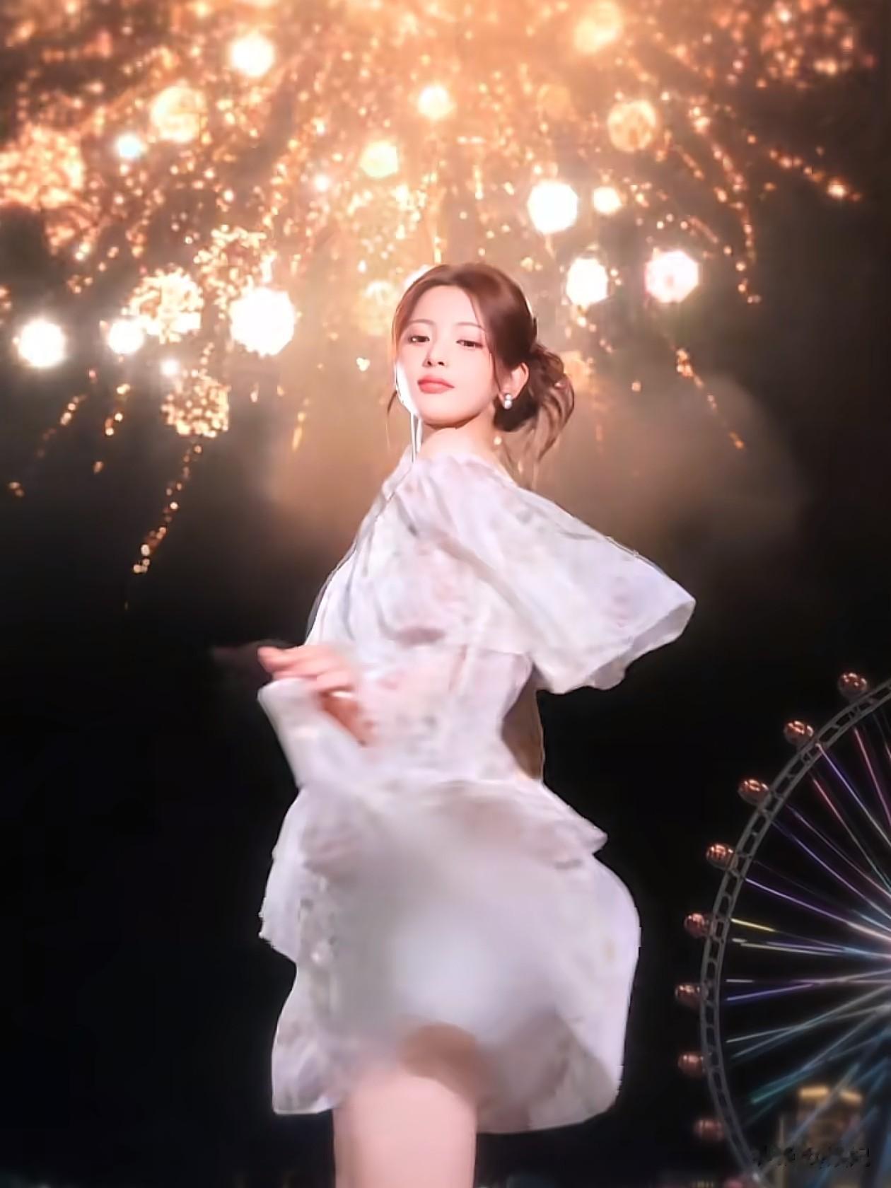 27岁杨超越最新穿搭：低盘发+印花短裙，尽显直角肩，少女感拉满