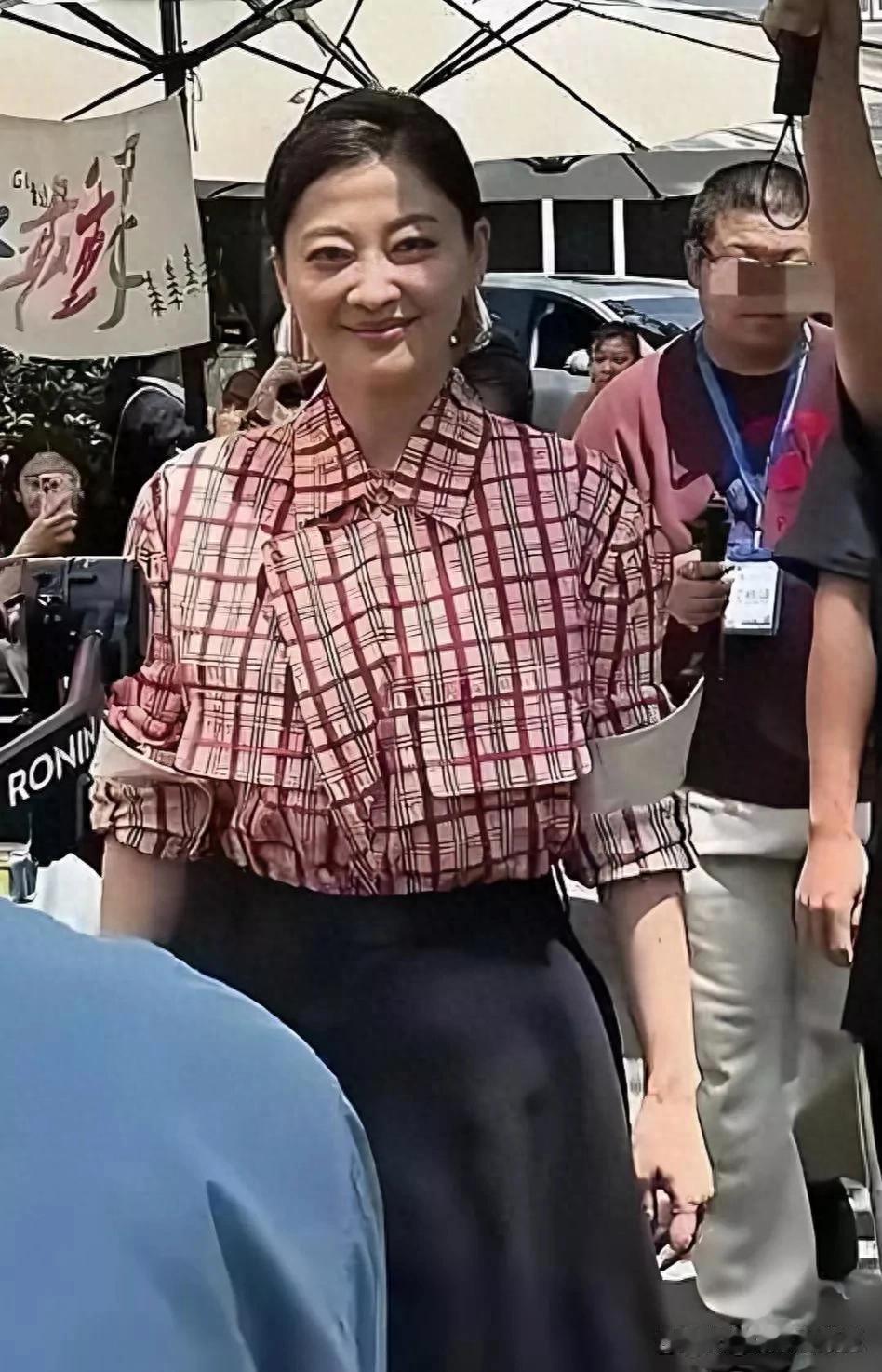 50岁梅婷南京被偶遇,路人视角下状态真实,这才是50岁真实的样子