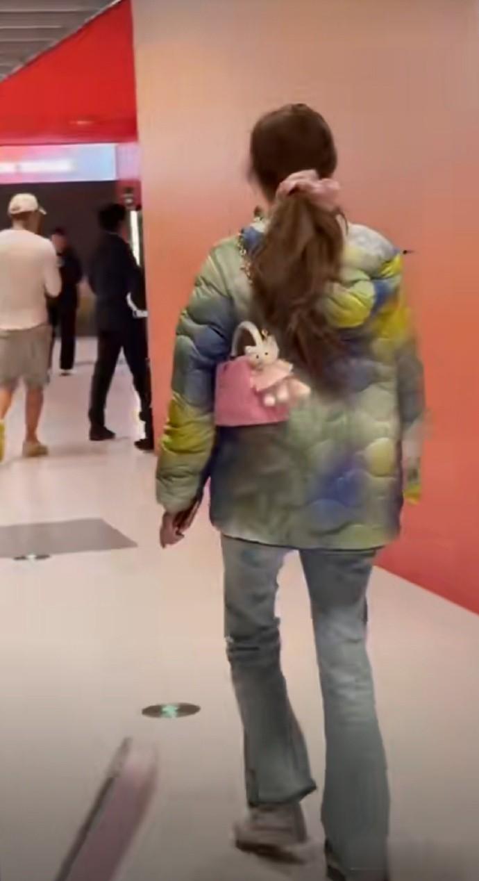 黄子韬徐艺洋滑雪结束，男方间隔十几米冷漠离开，女方无奈尴尬笑