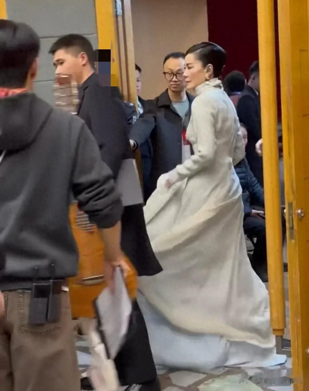 王菲气场全开，春晚幕后舞台妆曝光，气质超好难怪前任念念不忘