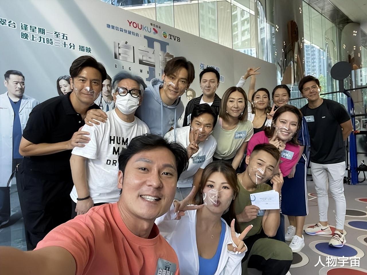 怕在公仔箱消失，TVB男星勤力揾钱多条腿走路，入行20年网友不熟