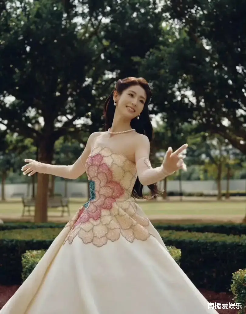 邢菲红毯化身“荷花仙子”，一袭水墨长裙惊艳全网