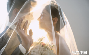 结婚叫来闺蜜当伴娘，谁知她却让我老公当众和洗脚水，我反手一个打大耳光：别挡着老娘嫁出去！