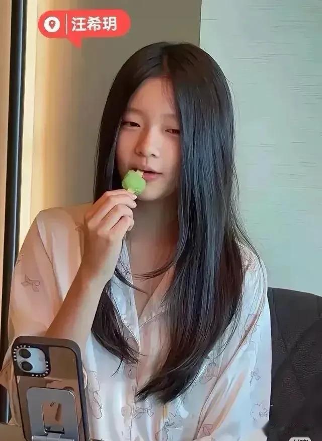 大小S妈妈黄春梅现身！笑容满面状态好，和范玮琪一起过中秋节