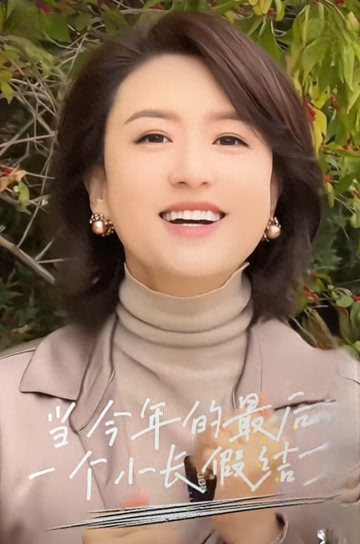 张蕾亮相文化活动，素雅穿搭尽显东方知性韵味