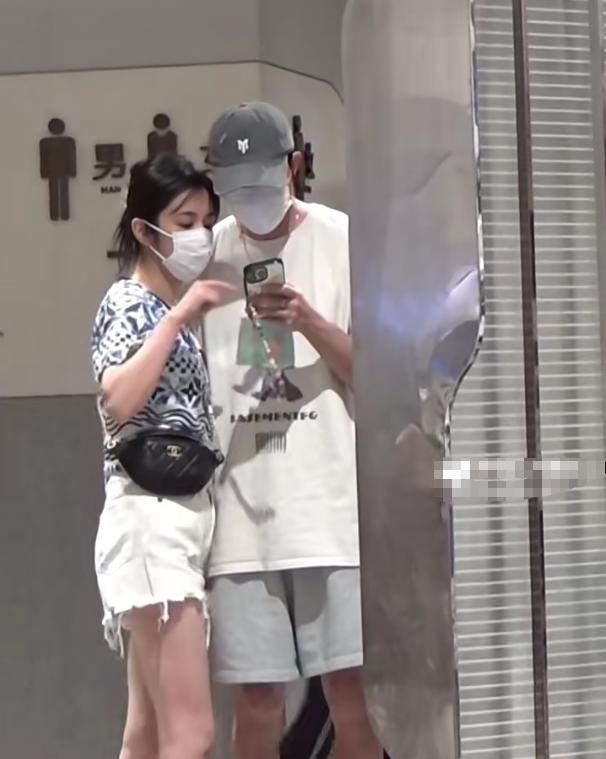 俞灏明带女友买香奈儿!手臂烧伤疤明显,王晓晨穿露脐装力证没怀