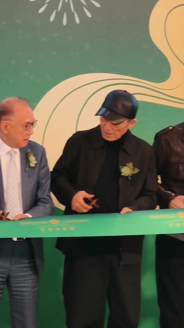 杨受成太古里剪彩,张艺谋和冯小刚陪同,成龙头发白了,葛优帅气