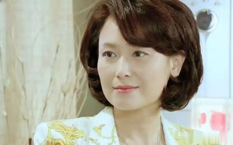 一婚丈夫嫌她太有名,二婚嫁豪门至今无子,今62岁被宠成\公主\