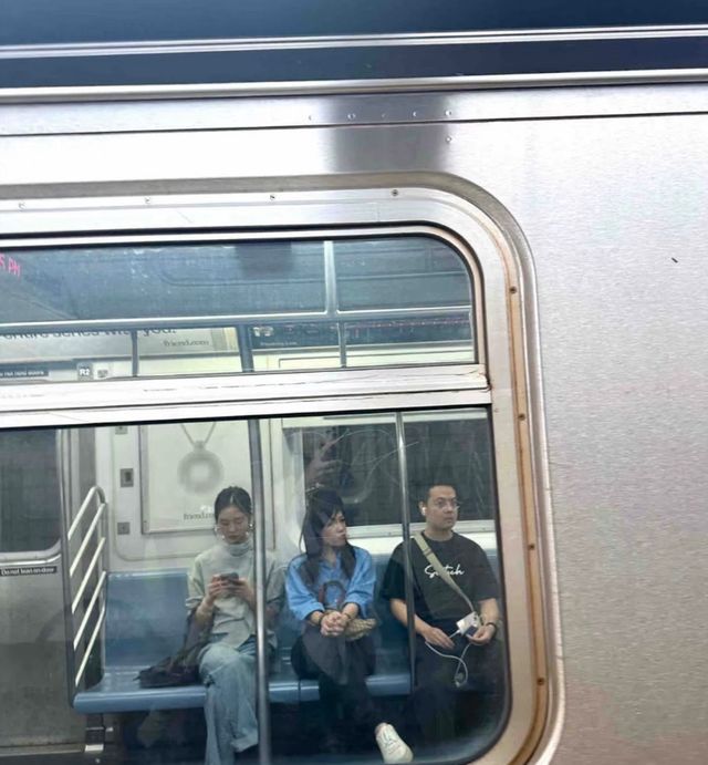 网友纽约坐地铁偶遇黄多多,清冷感十足,真是天选文艺片女主
