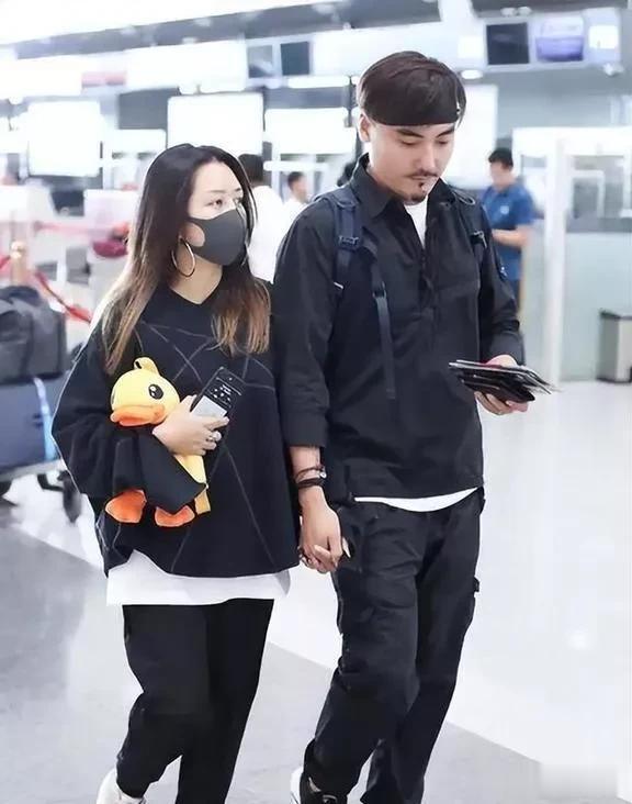 何洁和二婚老公刁磊，吃火锅被拍。怎么黑的油光锃亮，这眼光？