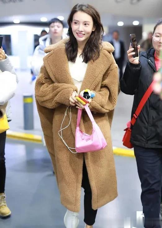 34岁金晨增肥后颜值大回春！穿羊羔毛外套+白T+黑裤子 时髦又高级