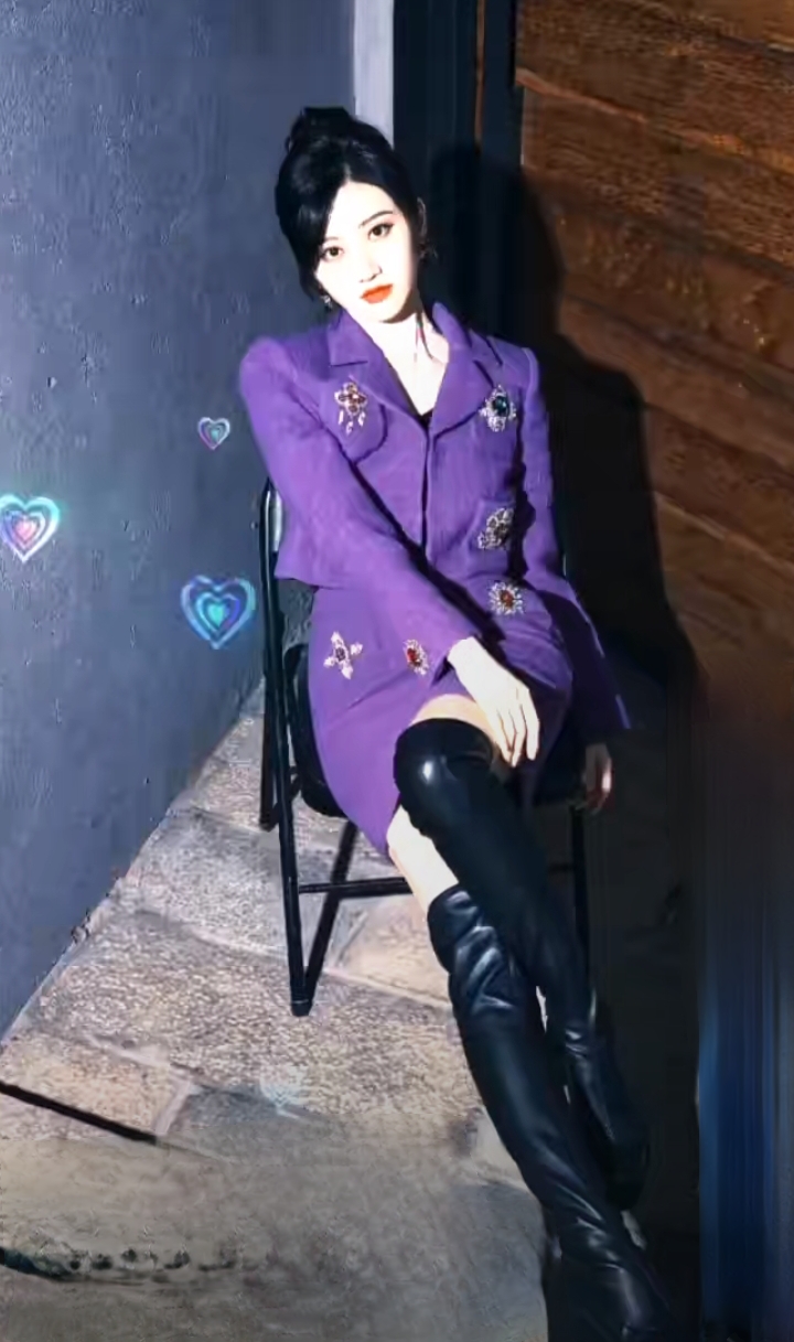 景甜一袭紫色套装配黑靴,复古优雅尽显高级