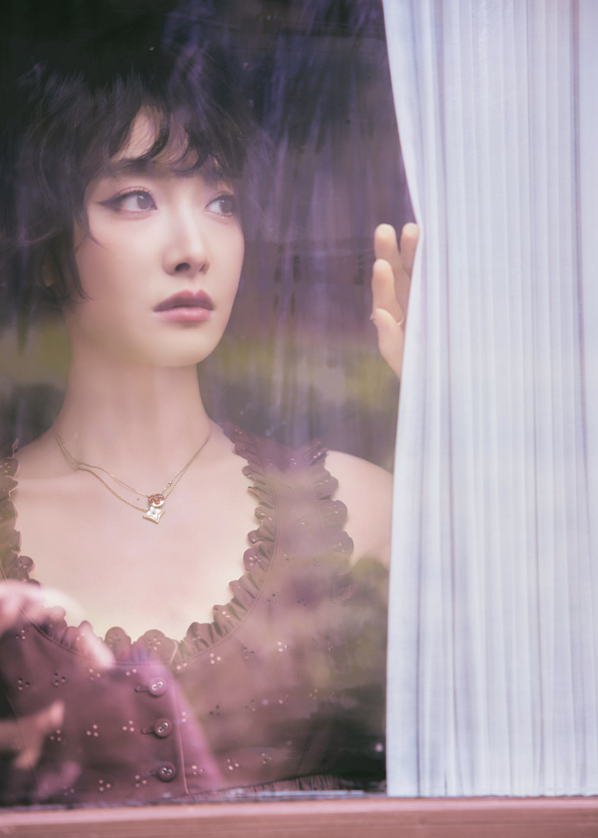 宋茜俏皮卷发连衣裙