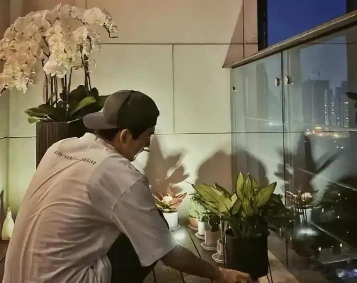 张翰独居北京大平层，女友首次公开靓丽，两人共食一碗面