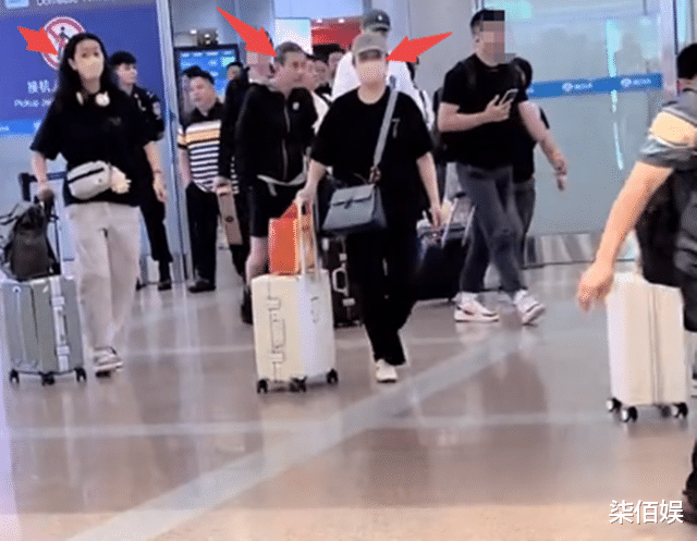江珊田小洁还有女儿现身机场，走的稀稀拉拉生怕别人发现，太低调