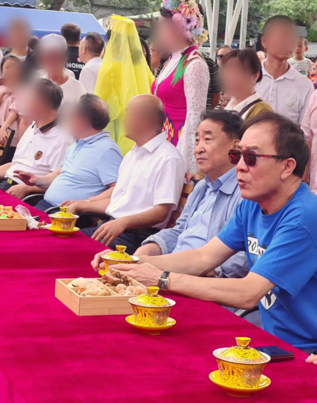 75岁姜昆在新疆逛集市，62岁戴志诚 穿搭时髦 罕见亮相！