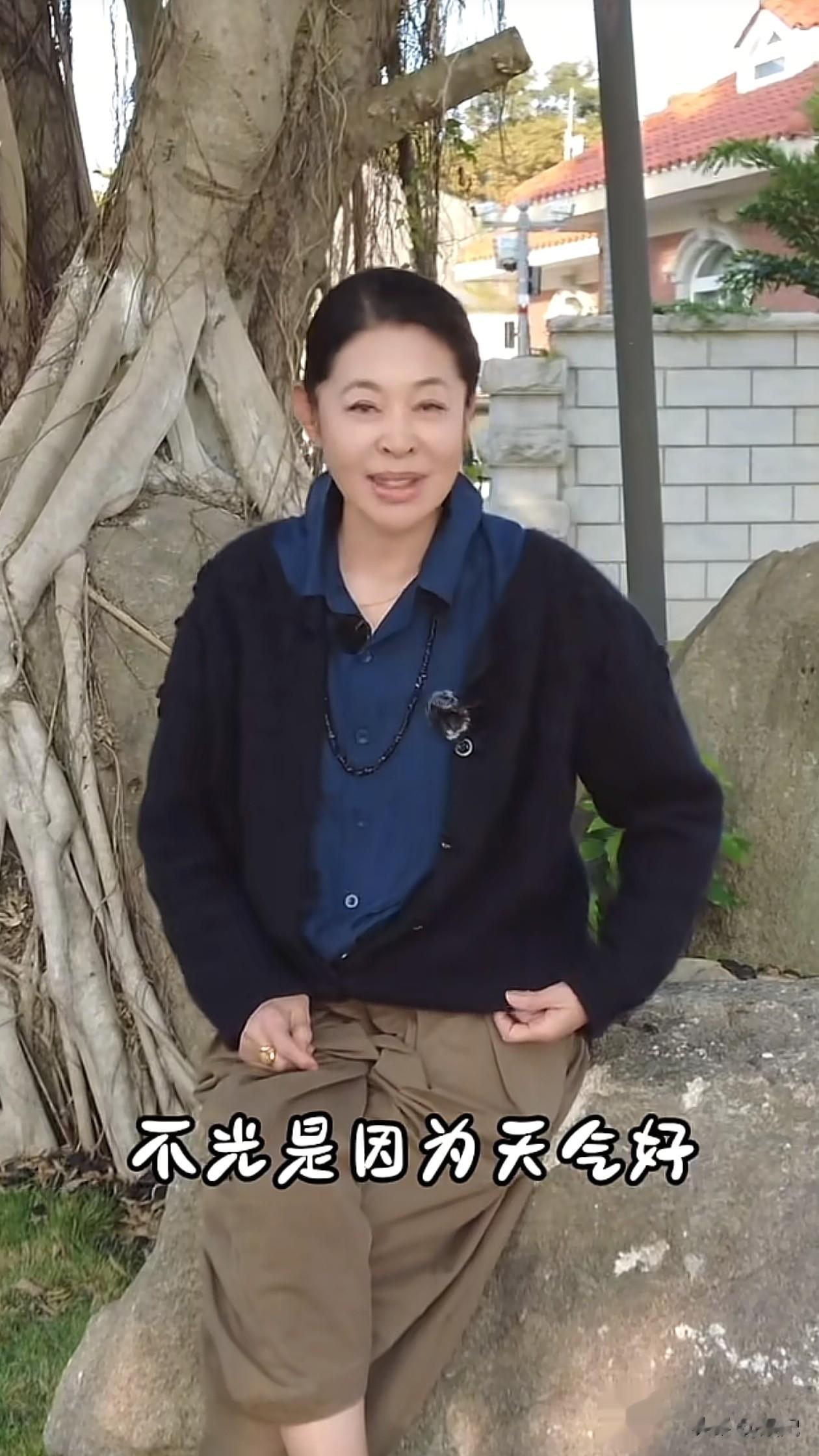 66岁倪萍最新穿搭:衬衫+小开衫+阔腿裤,洋气又减龄,看着像46岁