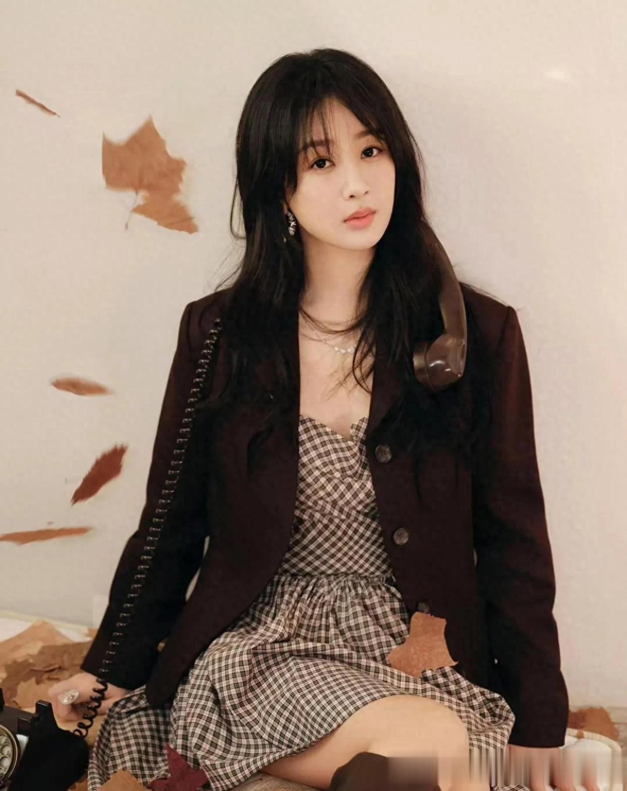 杨紫换风格后越来越时髦！棕色西装+格子裙+长筒靴，高级又洋气！