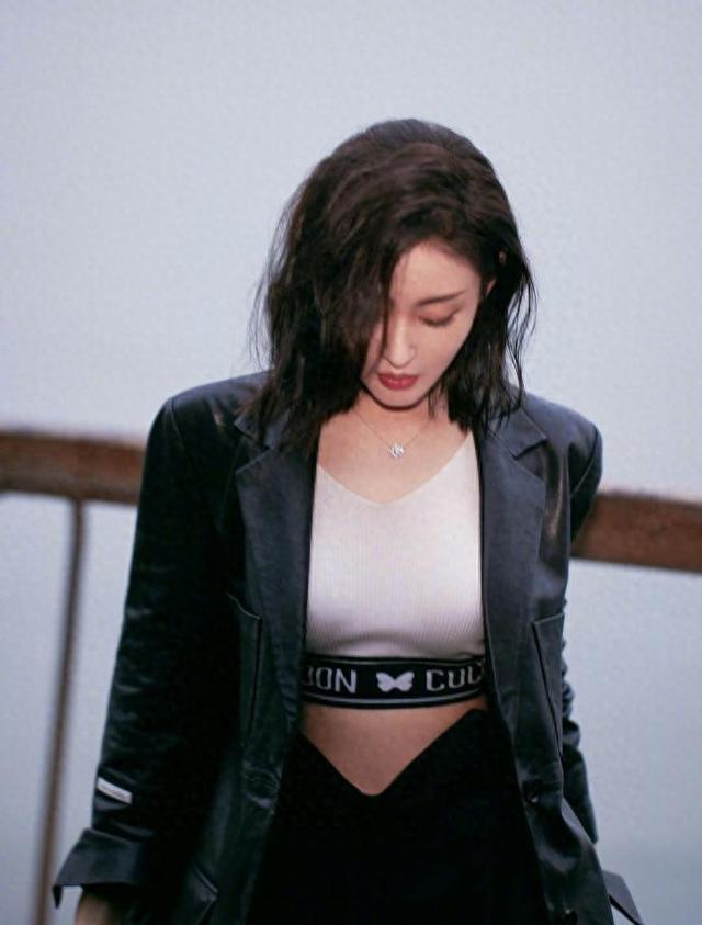 张天爱杂志拍摄，百变风格魅力全开，时尚表现力超亮眼！