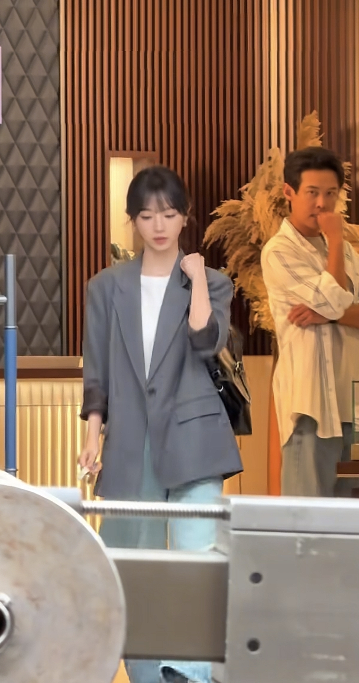 田曦薇拍戏被偶遇，灰色西装搭牛仔裤很干练清爽，她笑起来真好甜