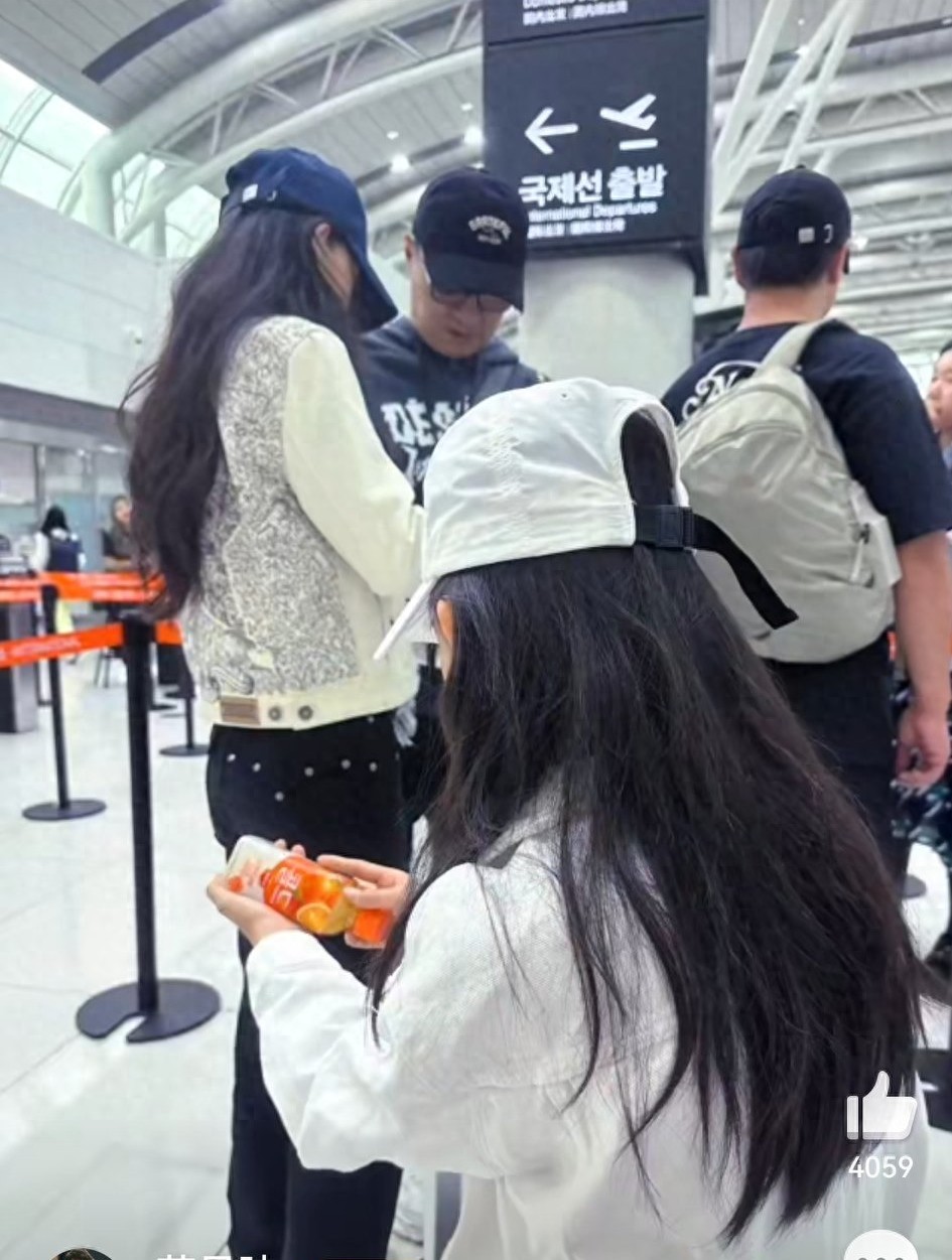 偶遇汪峰抱着森林北在机场难舍难分,犹如热恋中的情人,轰轰烈烈