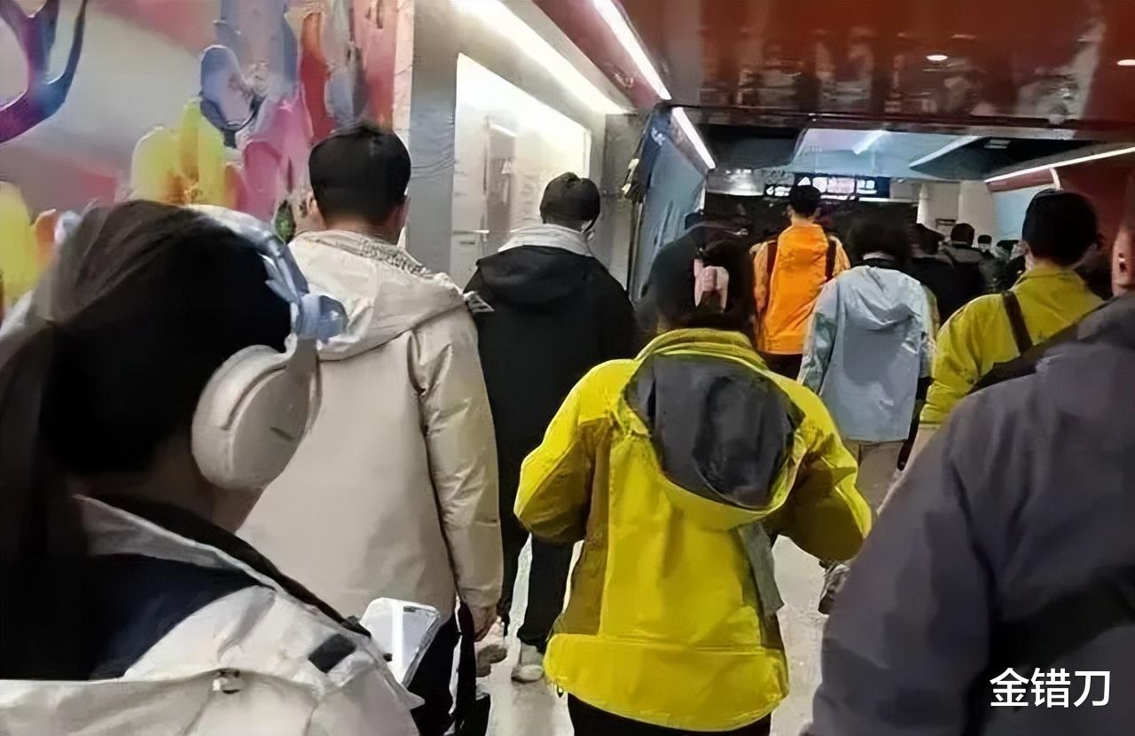 騰訊砸3億的國產沖鋒衣，火成“體制戰袍”