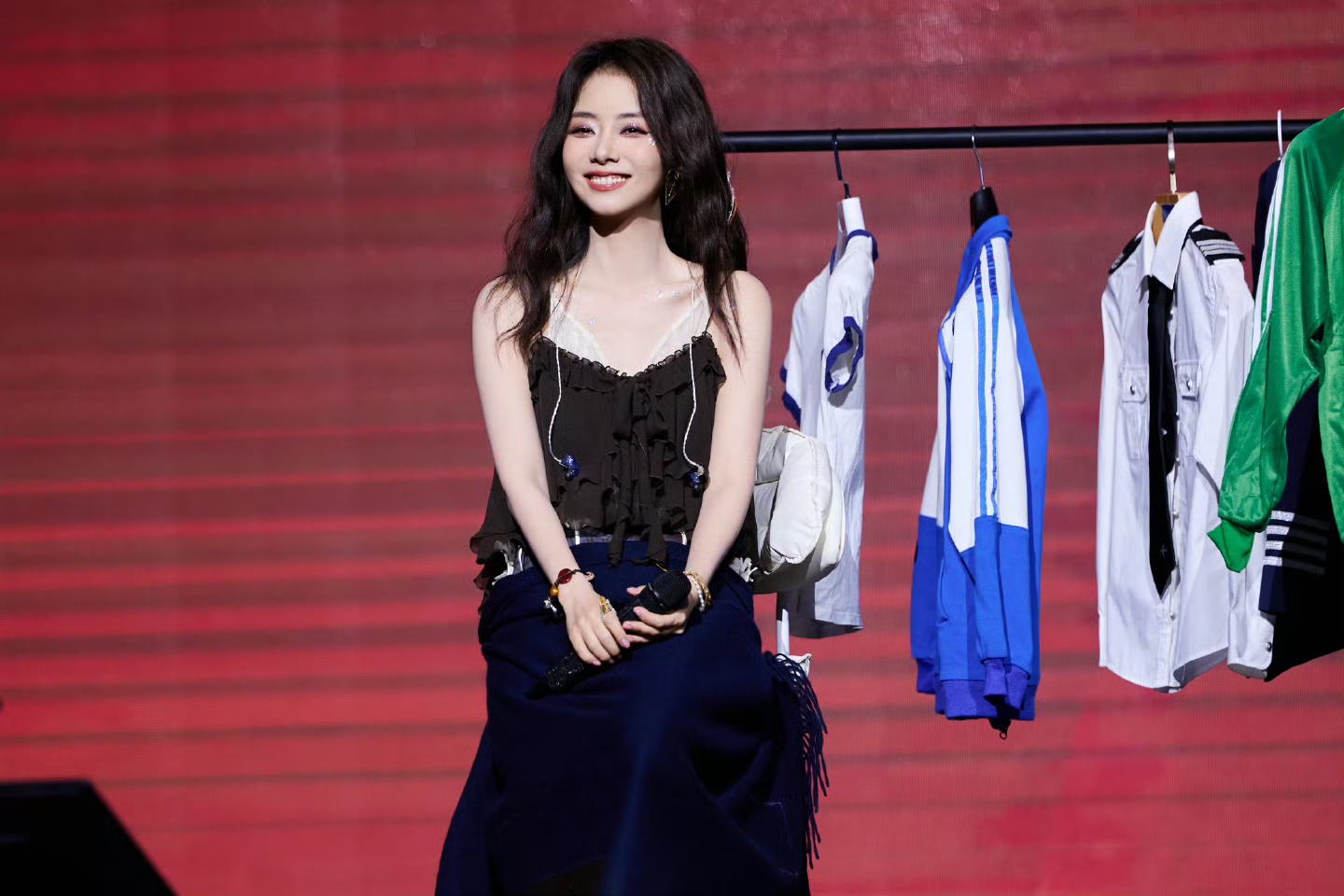 谭松韵舞台筒靴短裙穿搭，活力满满的少女