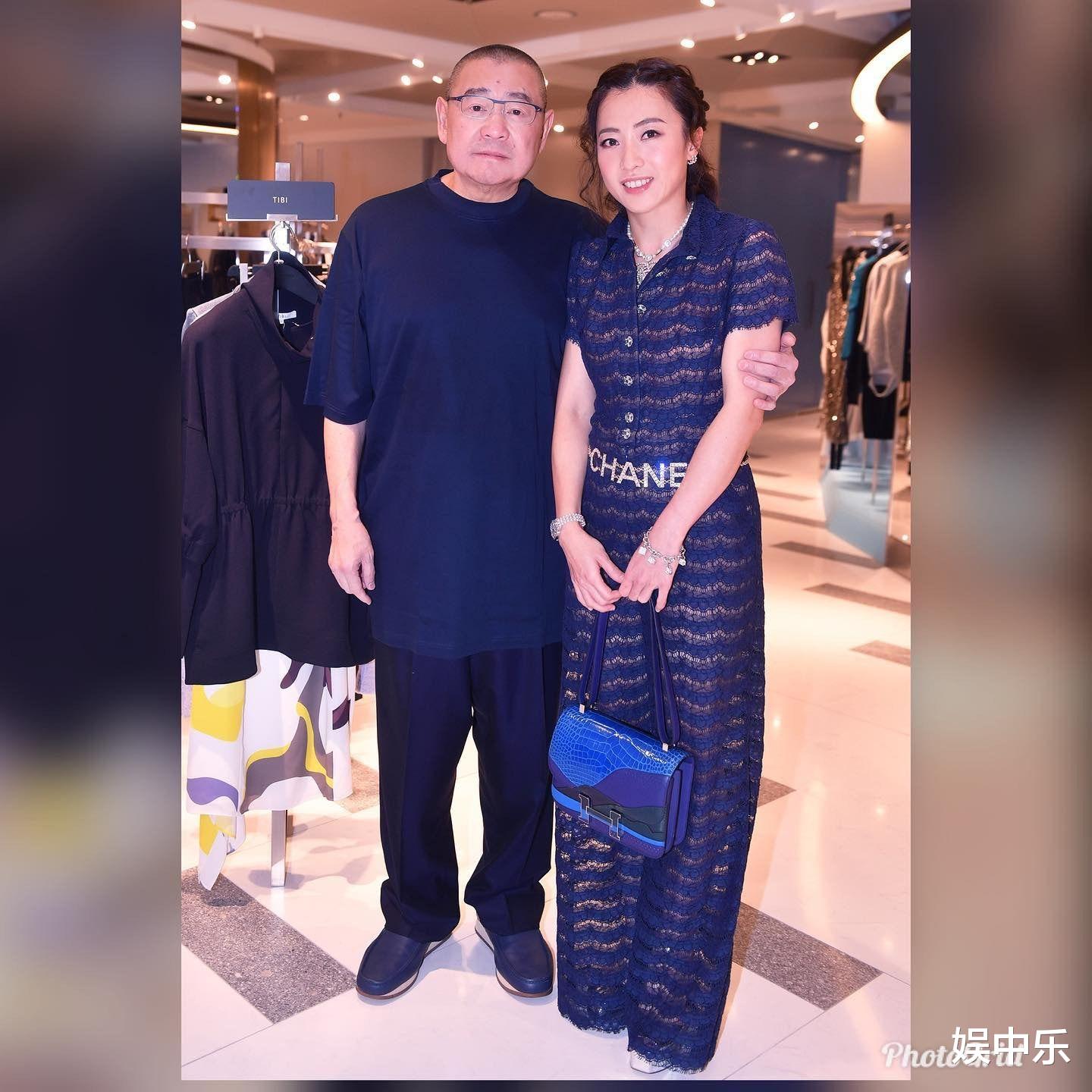 亿万富婆甘比钩织毛衣现身晚宴 网友惊叹:高级感十足