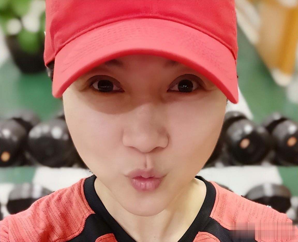 没想到52岁颜丙燕官宣比自己小 20 岁的男友才两个月，竟被全网攻击