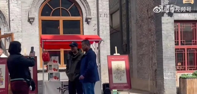 曝知名相声演员落魄卖草莓，曾退出德云社，如今路人合影得买两盒