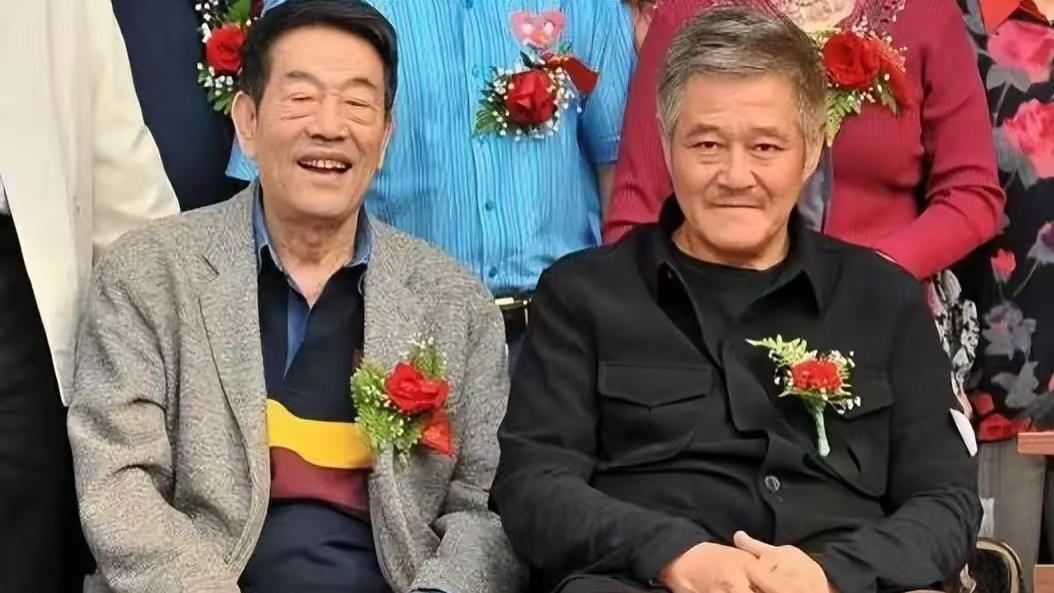 赵本山给杨少华送花圈，挽联上自称“老师”惹争议，两人有2000元交情