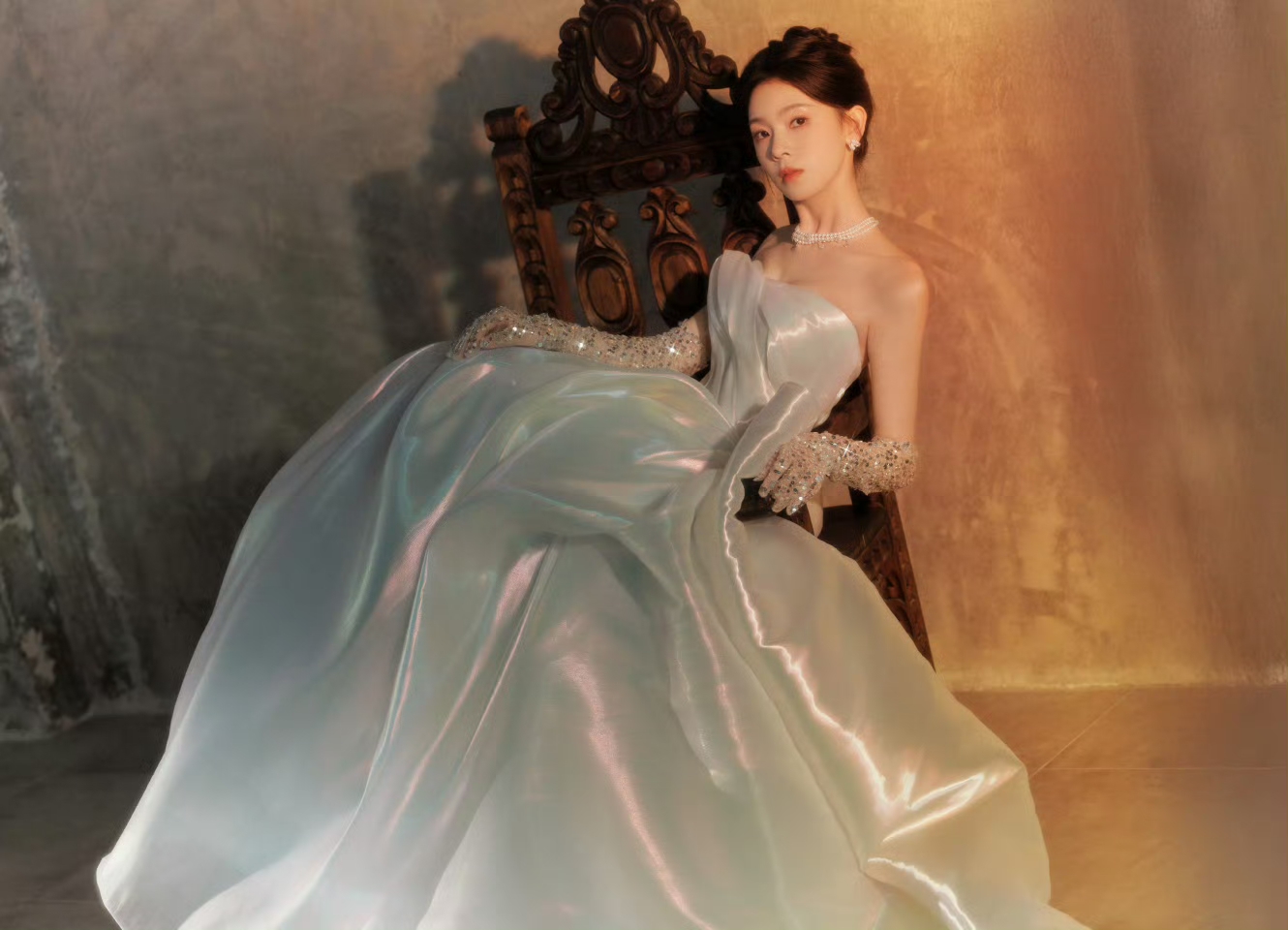 陈瑶礼服抹胸裙写真,这个背好美啊,线条感十足