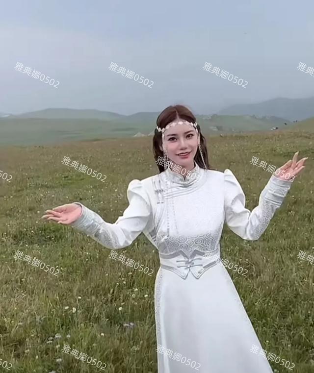 汪小菲兑现承诺带一对儿女到内蒙大草原,小玥儿的背影像极了大S!