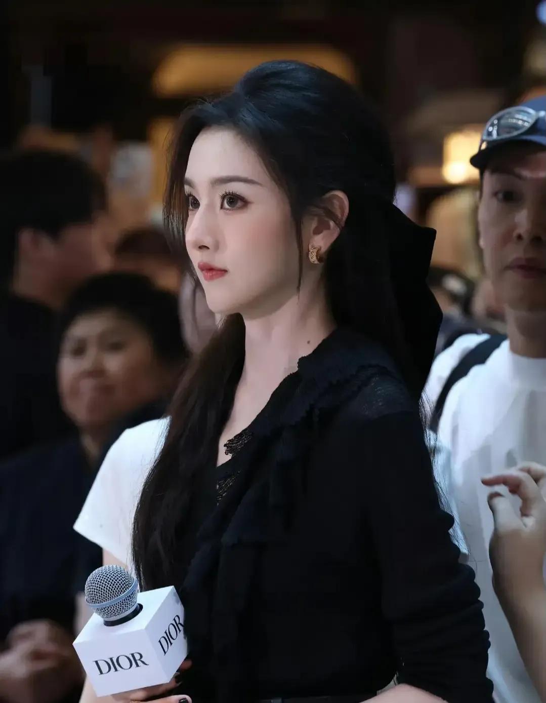 迪奥活动现场，宋祖儿黑裙配蝴蝶结发型，美出新高度