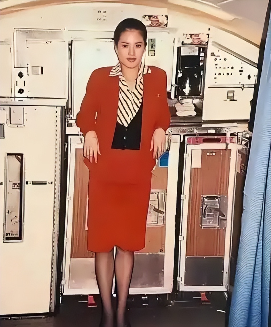 58岁李若彤泰国被偶遇，生图褶多苹果肌吓人，穿露脐装小腹有赘肉