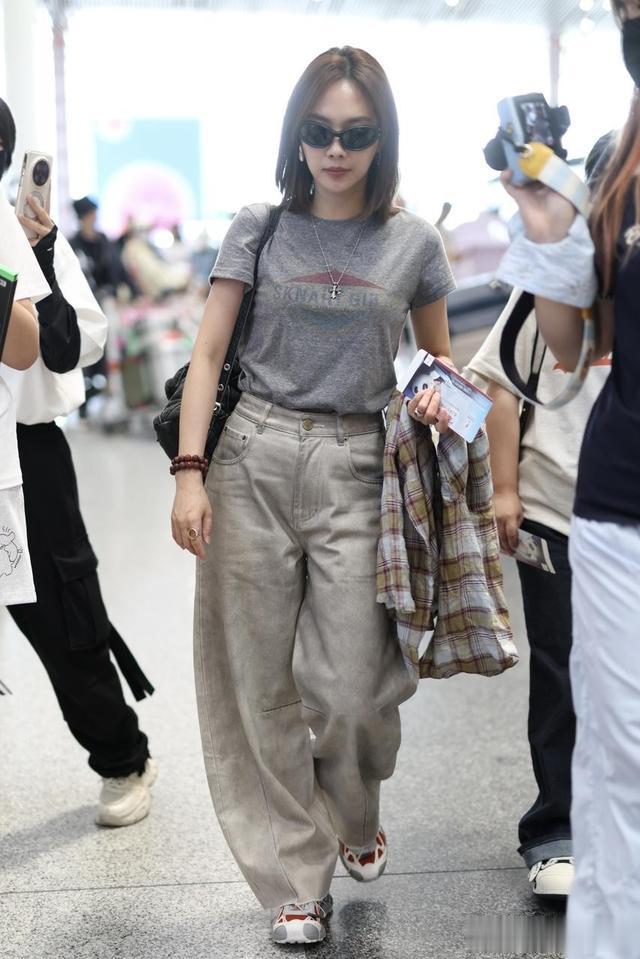 王霏霏现身北京机场,身穿灰色T恤米色裤子休闲酷飒